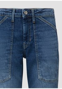 Donkere blauwe spijkerbroek met een gestructureerde afwerking. Voorzien van een hoge taille, ontwerp met vijf zakken en contrasterende stiksels. Voorzijde met knoopsluiting.