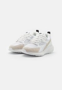 Lacoste L003 EVO 124 - Sportbačiai - white