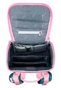 Kompaktní batoh se šedým interiérem a růžovými akcenty. Disponuje několika kapsami, měkkými popruhy a květinovým vzorem na bocích.