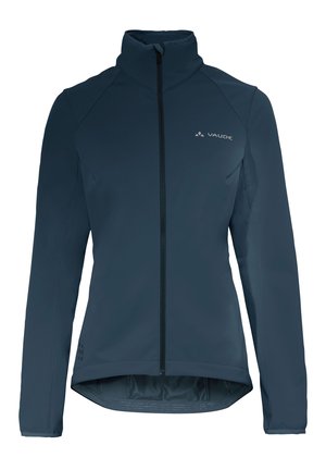 Marineblå softshell-jakke med høy krage, frontglidelås og raglanermer. Har meshfôr og Vaude-logo på brystet.