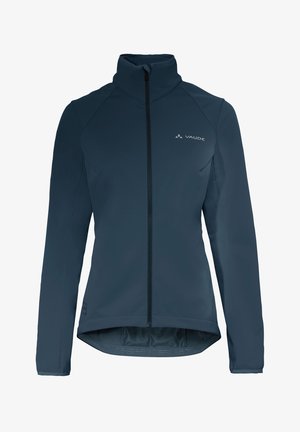 Námornícky modrá softshell bunda s vysokým golierom, predným zipsom a raglánovými rukávmi. Má sieťovú podšívku a logo Vaude na hrudi.