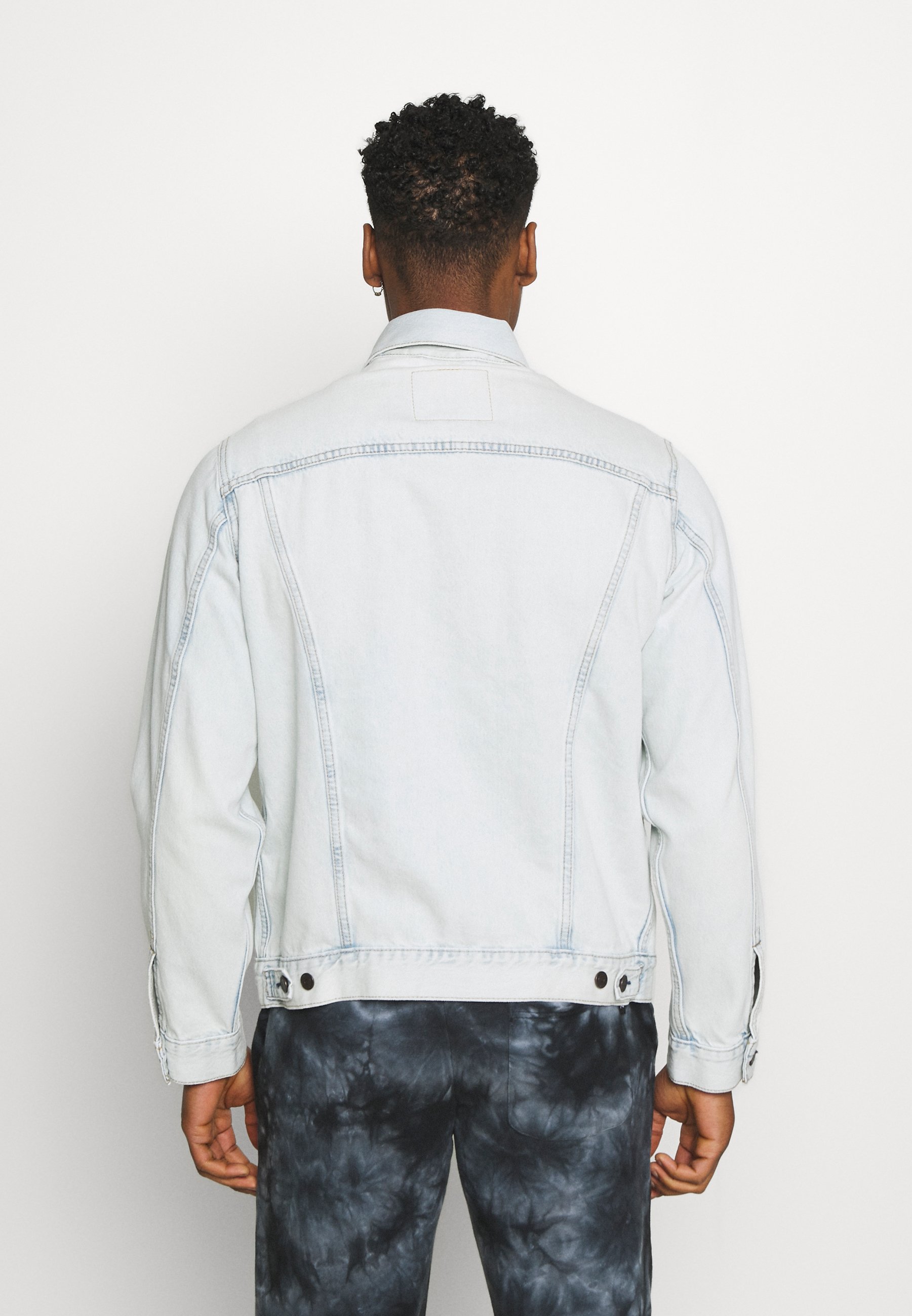 Levi's® VINTAGE FIT TRUCKER UNISEX - Giacca di jeans - light indigo/carta  da zucchero - Zalando.it