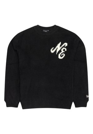 Schwarzer Strickpullover mit langen Ärmeln, gerippten Bündchen und Saum, der weiße dekorative "NE"-Initialen auf der Brust und ein kleines Logo am Ärmel hat.
