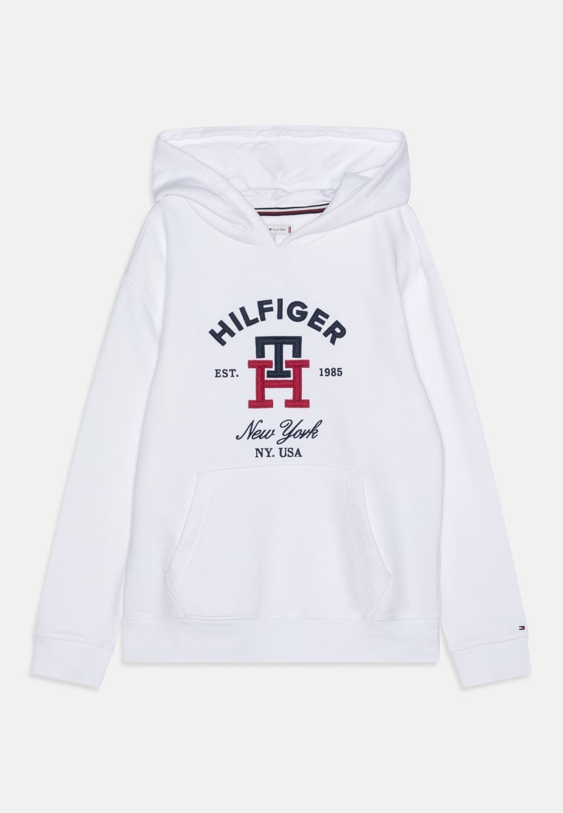 Biała bluza z kapturem i przednią kieszenią, z logo "Hilfiger", inicjałami "TH" w kolorze granatowym i czerwonym oraz napisem "New York NY. USA Est. 1985."