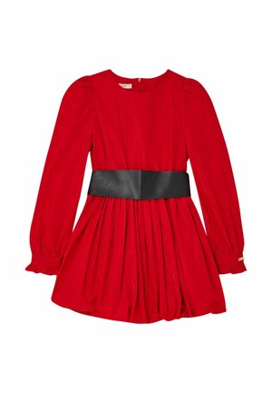 Vestido rojo plisado de manga larga con hombros abullonados y un cinturón negro ancho en la cintura, mostrado sobre un fondo blanco.