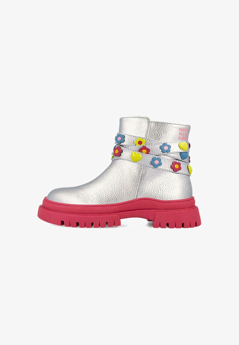 Botines de cuero plateado hasta el tobillo con suela de goma rosa, adornados con coloridos acentos de flores y corazones en las correas. Acabado texturizado, diseño robusto.