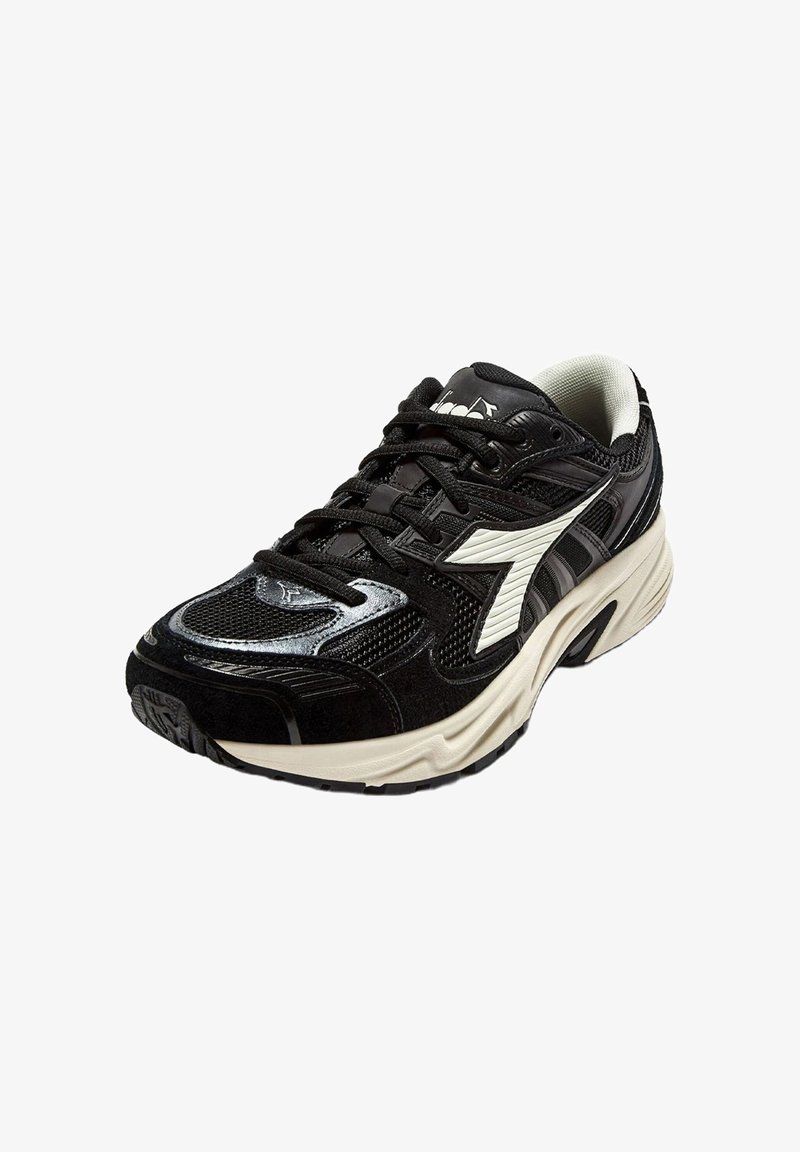 Bottine de sport noire avec une tige en mesh, des accents en suède texturé et un logo blanc. Dotée de lacets noirs et d'une semelle rembourrée beige.