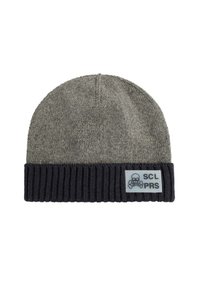 Gorro de punto en gris con puño acanalado azul marino, que presenta un parche rectangular con calavera y huesos cruzados blancos y texto "SCL PRS".