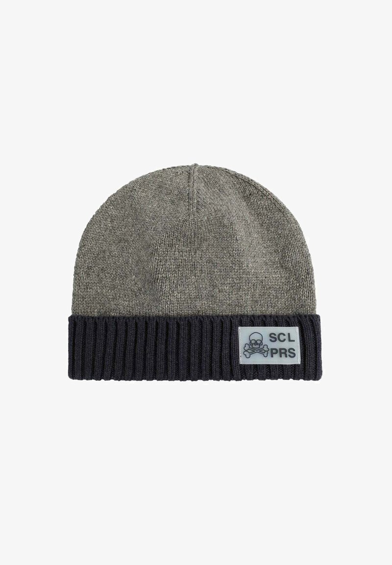 Gorro de punto en gris con puño acanalado azul marino, que presenta un parche rectangular con calavera y huesos cruzados blancos y texto "SCL PRS".