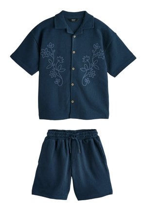 Marineblaue, kurzärmelige Hemdbluse mit Knöpfen und Blumenstickerei, kombiniert mit marineblauen Shorts mit elastischem Taillenbund und Kordelzug.