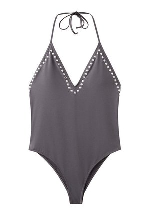 Costume intero grigio con collo halter, scollatura profonda a V e dettagli con borchie d’argento lungo i bordi.