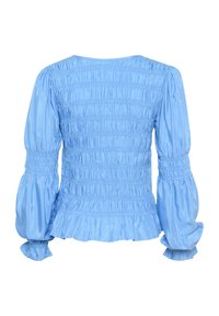Blusa azzurra chiara in satin con design arricciato, maniche a palloncino e orlo con volant. Texture liscia con una silhouette aderente.