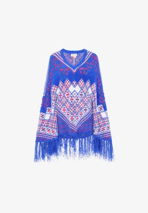 Niebieski, puszysty ponczo dzianinowe z geometrycznymi wzorami w białym i różowym kolorze, z głębokim dekoltem w kształcie litery V i frędzlami u dołu. Teksturowany, przytulny materiał.