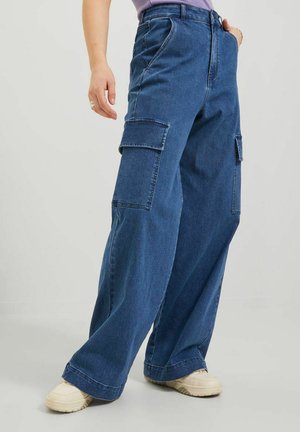 Jeans cargo a gamba larga in denim blu scuro, con numerose tasche laterali e vita alta. Texture liscia con dettagli cuciti.