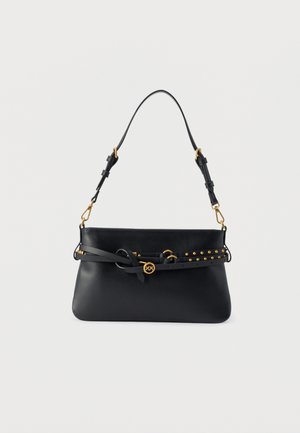 Bolso de mano de cuero negro con correa de hombro ajustable, herrajes dorados y un cinturón decorativo con tachuelas doradas y hebilla circular en la parte frontal.