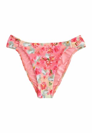 Roosad bikiinirõivad lillelise mustriga punaste, valgete ja roheliste toonidega, mille külgedel on voltis rihmad ja sile kangapind.