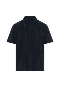 Chemise noire à manches courtes avec des rayures verticales blanches, dotée d'un col ouvert, vue de dos.