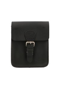 Schwarze Lederhülle mit Deckel, ausgestattet mit einem gestickten Kreuzmuster und einem silbernen Schnallenverschluss. Glatte Textur und minimalistisches Design.