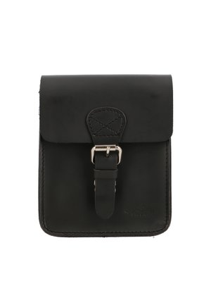 Borsetta in pelle nera con pattina, caratterizzata da un motivo a croce cucito e chiusura con fibbia argento. Texture liscia e design minimalista.