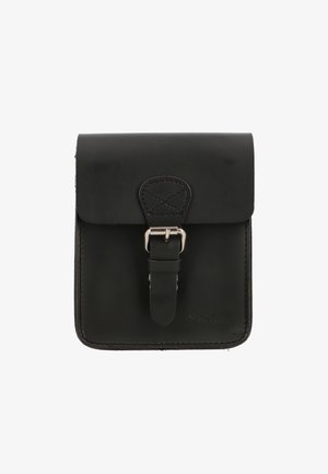 Borsetta in pelle nera con pattina, caratterizzata da un motivo a croce cucito e chiusura con fibbia argento. Texture liscia e design minimalista.