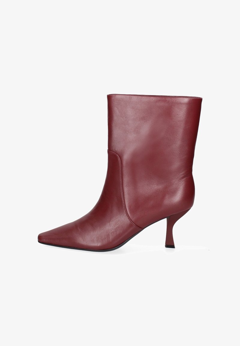 Bottine en cuir bordeaux avec un bout pointu et un talon fin. Texture lisse et design minimaliste, avec un détail sur le côté pour la structure.