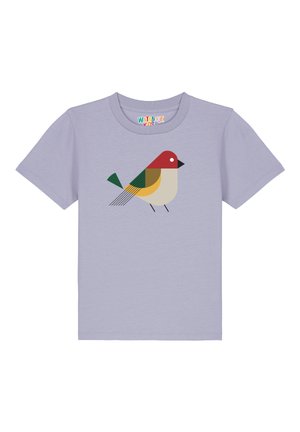 Helllila Baumwoll-T-Shirt mit einem bunten Vogelmotiv, der einen roten Kopf, einen grünen Flügel und einen gelben Körper hat. Kurze Ärmel, klassischer Rundhalsausschnitt.