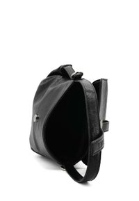 Borsa a spalla in pelle nera con una texture liscia, una sola tracolla e un pattina con chiusura a scatto argentata. L'interno è non foderato e spazioso.
