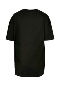 Sort bomulds t-shirt, oversized pasform, korte ærmer og rund halsudskæring. Glat tekstur med et enkelt design, ingen mønstre eller detaljer.
