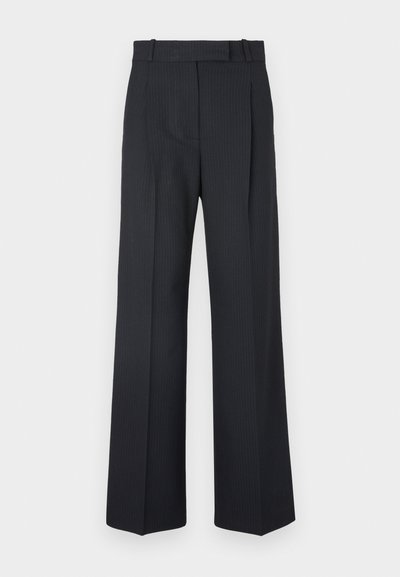 Pantalones oscuros de rayas con un diseño de cintura alta y pierna ancha, sin hardware o adornos visibles. Textura suave y ajuste entallado.
