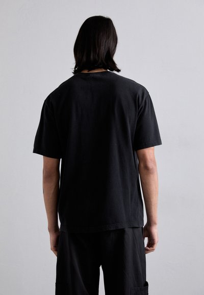 Han Kjøbenhavn Jednoduché tričko - anthracite black