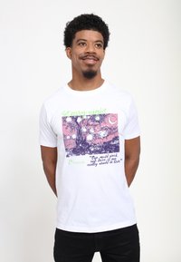 Bílý bavlněný tričko s grafikou stromu pod růžovou oblohou, fialovými akcenty a textem "Hvězdná noc" a citátem od Vincenta.