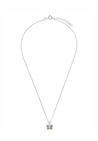 Silver chainhalsband med en fjärilspendang som har flerfärgade accenter i rosa, lila och grönt på en strukturerad yta.
