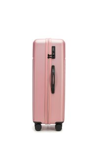 Hartschalen-rosa Koffer mit strukturierter Oberfläche, schwarzem Reißverschluss und Griff, seitlich montiertem Zahlenschloss und vier schwarzen Rollen für Mobilität.