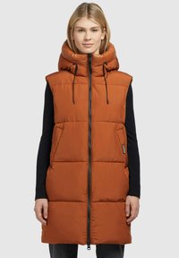 Gilet imbottito di colore arancione bruciato con colletto alto e chiusura con zip. Presenta due tasche frontali e un motivo trapuntato, realizzato in materiale resistente all'acqua.