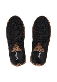 Černé tenisky s propracovaným 3D texturovaným designem a hnědým leopardím vzorem na jazyku a bocích. Šněrování.