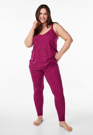 Pajama set z rožnatim leopardjim vzorcem, ki vključuje brezrokavnik z V-izrezom in oprijetih hlačah. Narejeno iz mehkega, raztegljivega materiala.