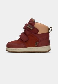 Czerwono-beżowy dziecięcy sneaker typu high-top z dwoma rzepami, beżową podeszwą i uchwytem na pięcie.