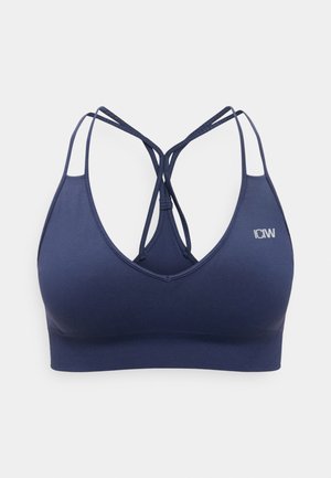 Sujetador deportivo azul marino con finas tiras cruzadas en la parte posterior y pequeño logo blanco en el lado izquierdo del pecho.