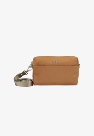 Bolso cruzado de nylon marrón con cierre de cremallera, que cuenta con un bolsillo delantero y una correa texturada ajustable y desmontable en dorado claro.