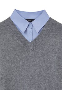 Maglione grigio a maglia con scollatura a V, indossato sopra una camicia colletto azzurro chiaro con dettagli a bottoni. Tessuto liscio, stile casual.