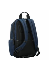 Mochila azul marino con respaldo de malla negra acolchada, correas ajustables y un bolsillo lateral. Presenta un tejido duradero y cremalleras resistentes.