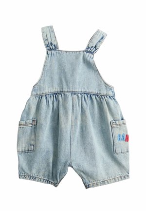 Lyseblå denim babyheldragt med skulderstropper, to forlommer og rød og blå "HAH" broderi på højre lomme.