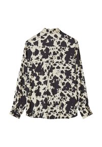 Camicia a maniche lunghe beige con motivo a macchie nere, dotata di colletto e vestibilità comoda, spalle sagomate e polsini con bottone.