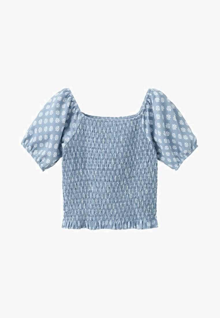 Crop top bleu clair smocké avec encolure carrée et manches courtes bouffantes, orné de motifs floraux blancs.