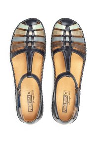 Sandalias multibandas en azul y metálico con parte superior de cuero y plantilla de madera. Presentan un diseño recortado y detalles cosidos.
