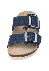 Denim blauwe sandaal met twee banden en zilveren gespen, een gevormde beige voetbed en een witte rubberen zool met een gestructureerd oppervlak.