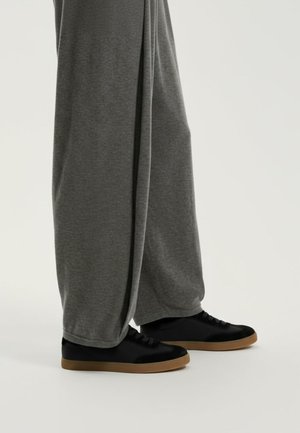 OYSHO Matalavartiset tennarit - black