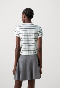 Abercrombie & Fitch BIOPOLISH SKIMMING TEE - Potiskana majica - white/navy
