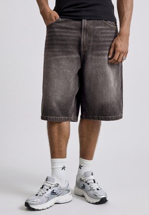 Bershka Kratke hlače od trapera - black