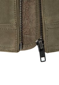 Olivgrüne Wildlederjacke mit Reißverschluss, die einen Reißverschluss mit YKK-Logo und genähten Details entlang der Kante aufweist. Glatte, matte Textur.